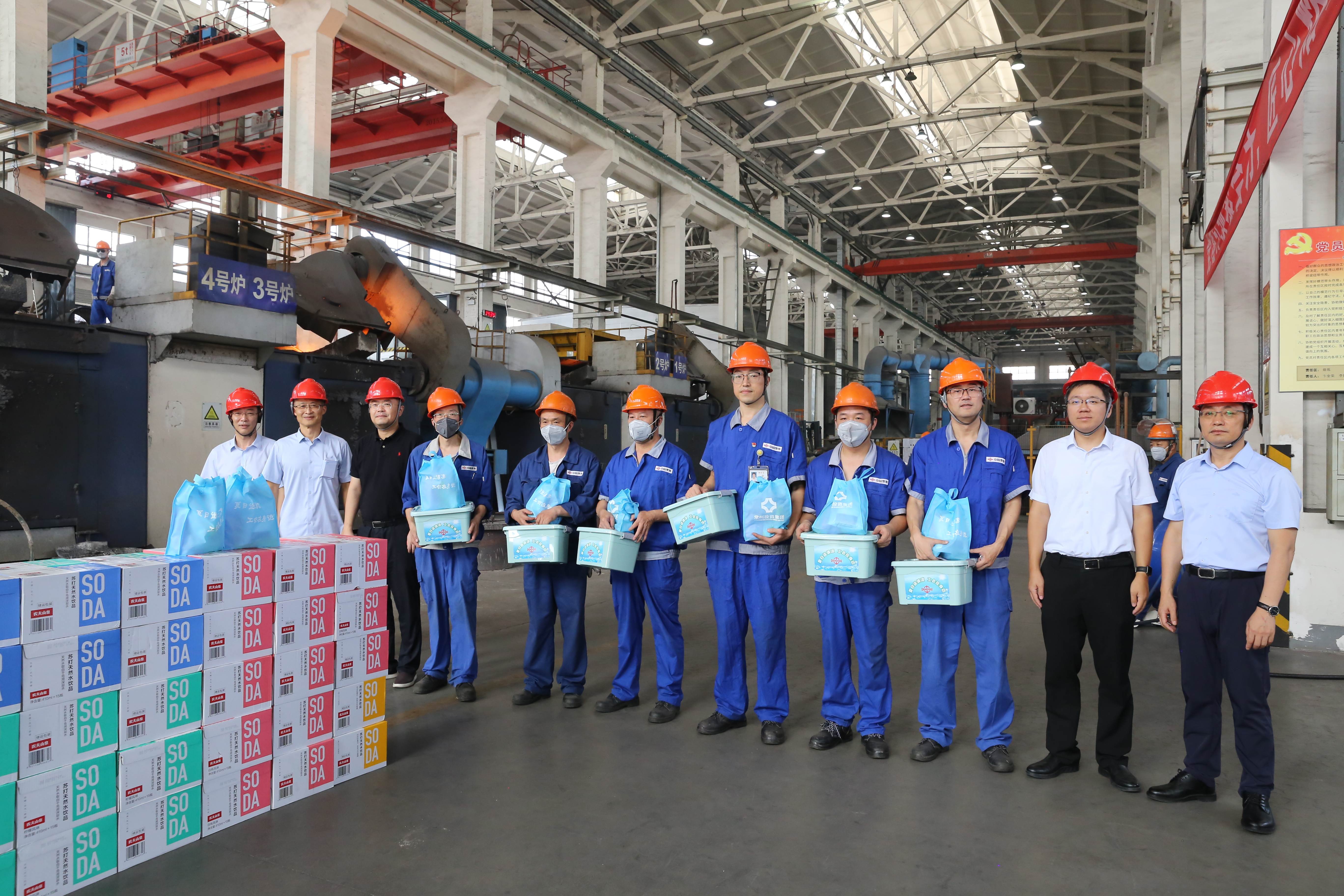 圖為集團領導和公司領導慰問常機鑄造廠員工(網(wǎng)站).jpg