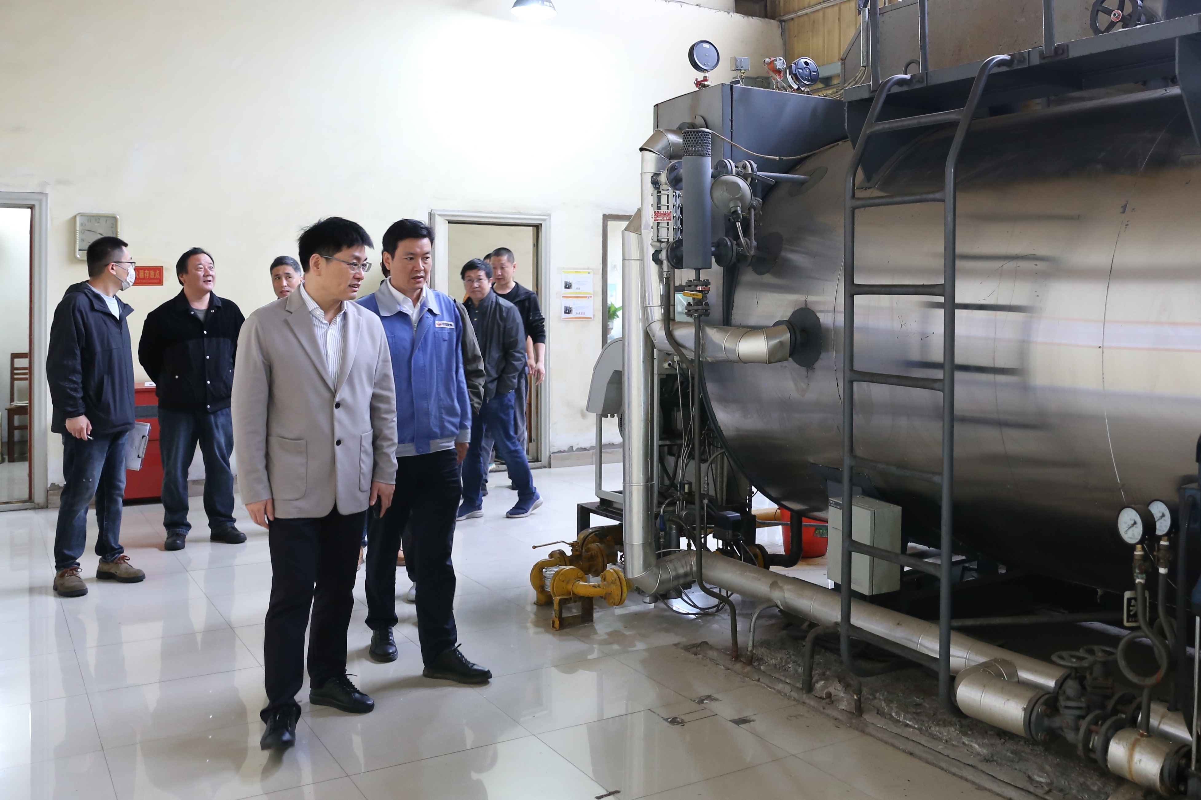 圖為公司領(lǐng)導(dǎo)一行檢查總部鍋爐房_網(wǎng)站.jpg