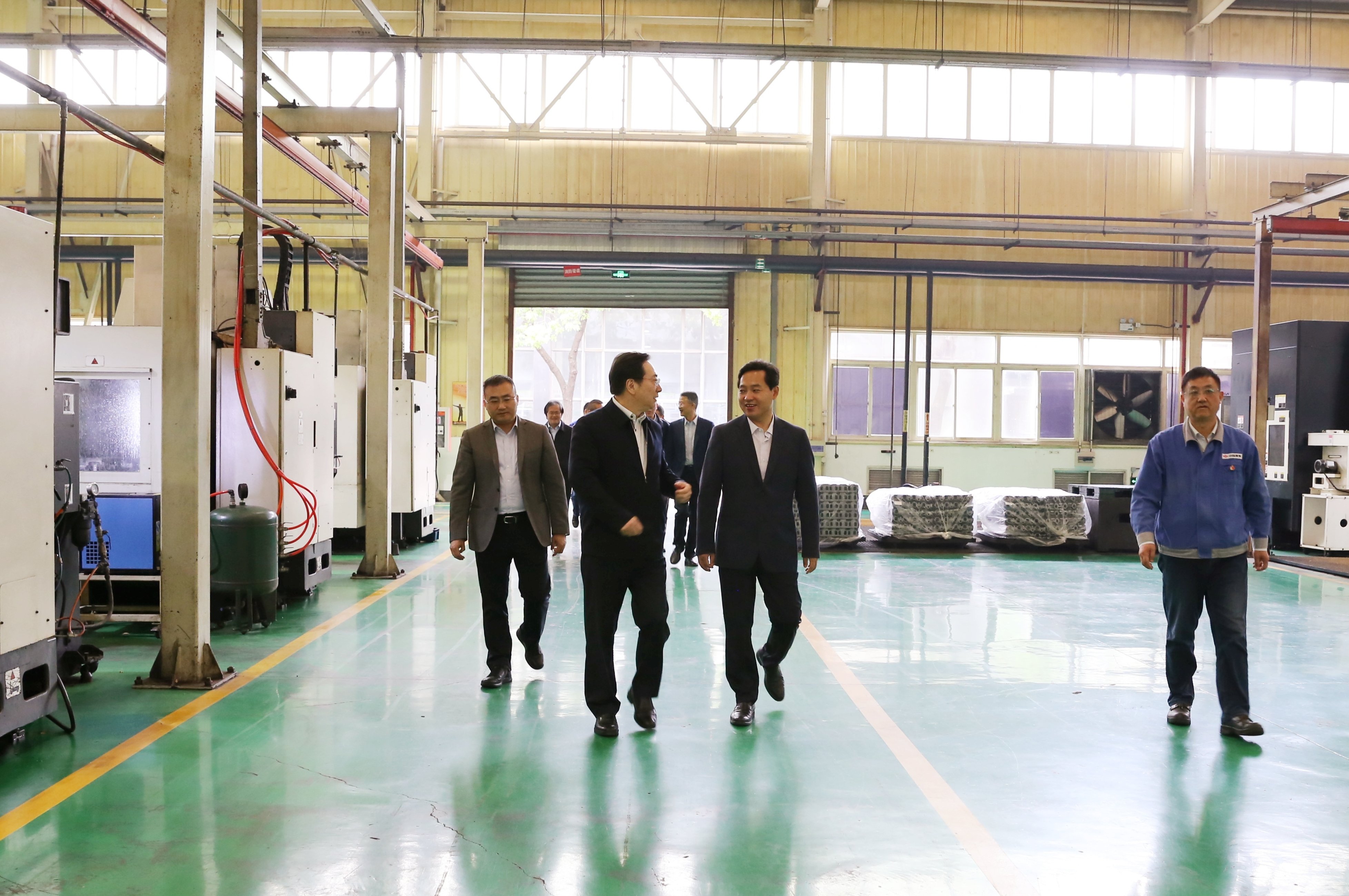 圖為市投資集團(tuán)總裁李德森(右二)一行視察機(jī)加工廠試制車間網(wǎng)站.JPG